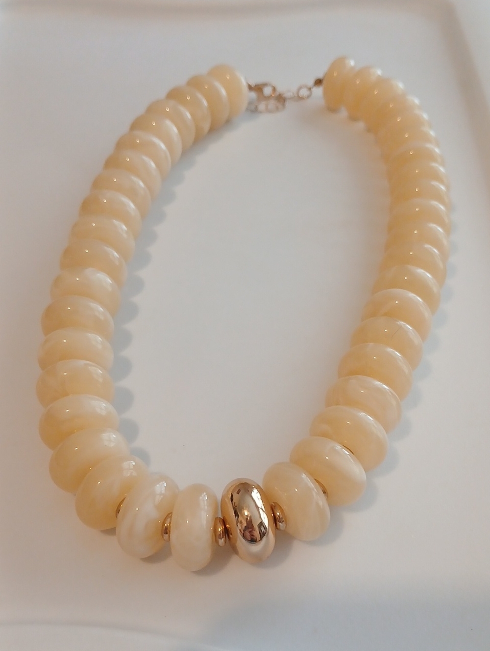 Fashion Jewelry Cream Bead Necklace with Gold Accent